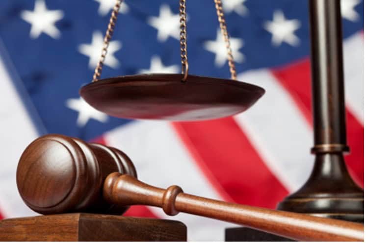 Legal scales and gavel in front of US flag for law firm SEO.
